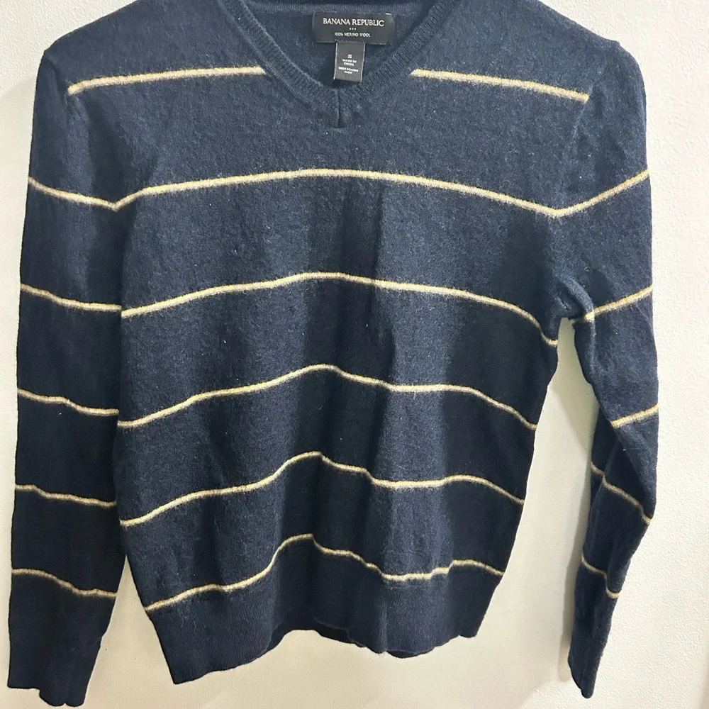 Banana Republic Men's V-Neck Sweater in Navy and Cream 100%‎ Merino Wool Sz S